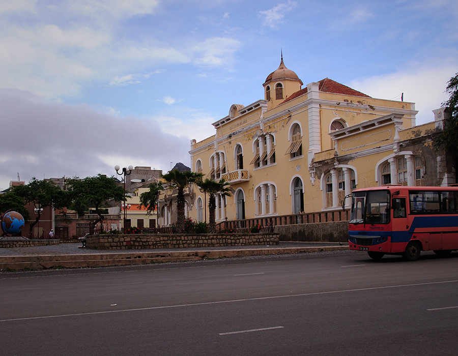 Arquitectura de Cabo Verde colonial con edificios típicos
